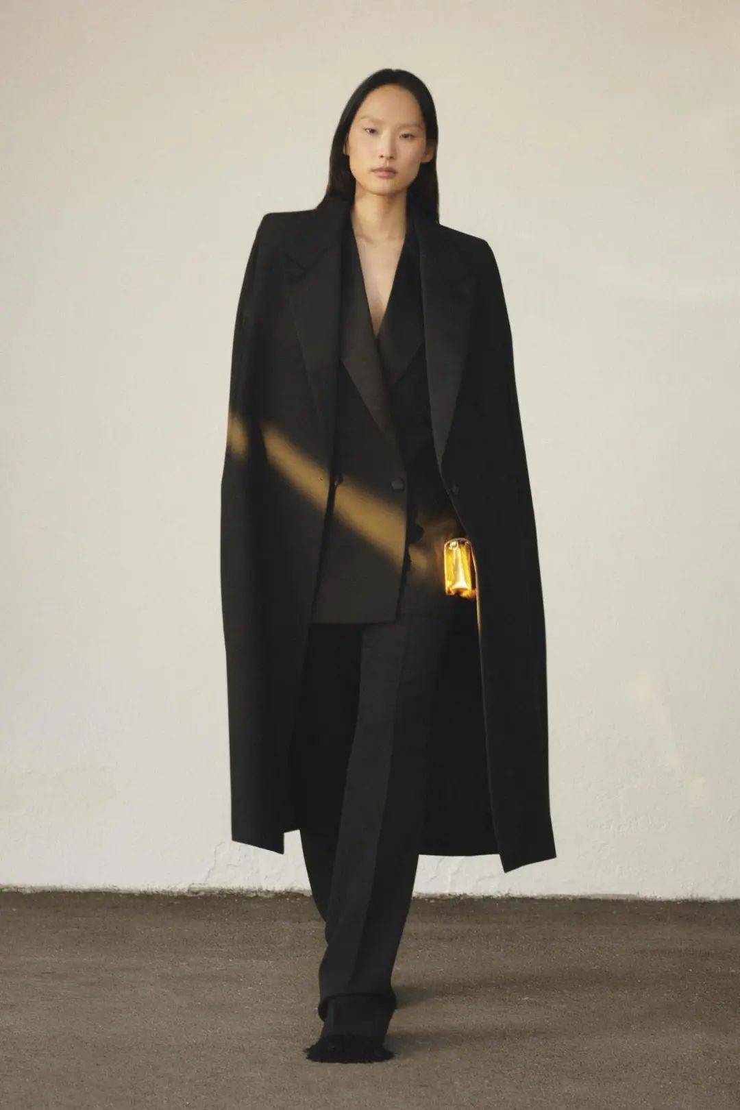 2024度假季女装流行分析:暗黑浪漫 第13张 - 哥顿服装设计网 2024度假季女装流行分析:暗黑浪漫 第13张 - 哥顿服装设计网