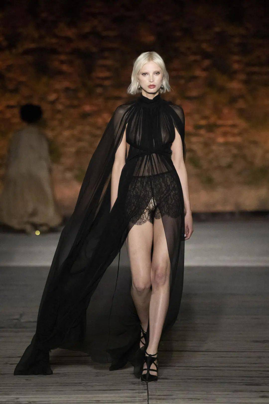 2024度假季女装流行分析:暗黑浪漫 第31张 - 哥顿服装设计网 2024度假季女装流行分析:暗黑浪漫 第31张 - 哥顿服装设计网