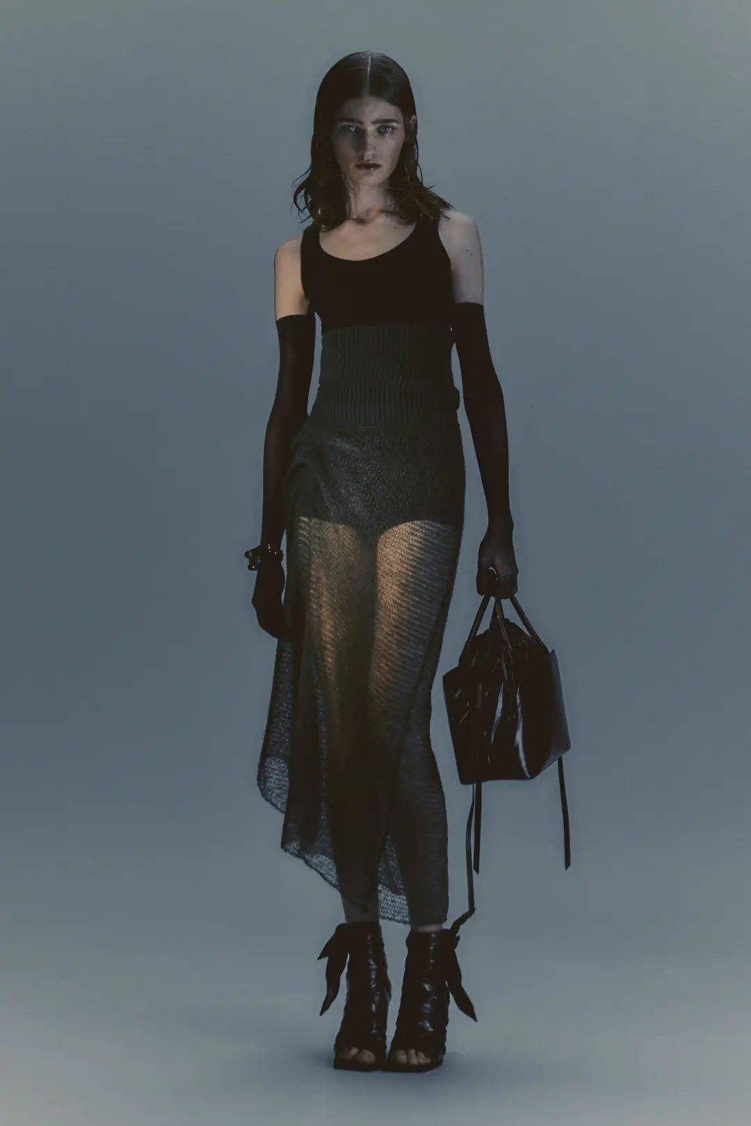 2024度假季女装流行分析:暗黑浪漫 第28张 - 哥顿服装设计网 2024度假季女装流行分析:暗黑浪漫 第28张 - 哥顿服装设计网