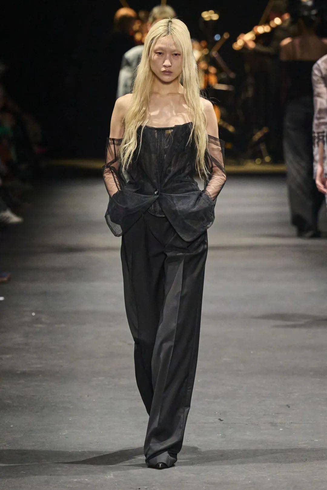 2024度假季女装流行分析:暗黑浪漫 第19张 - 哥顿服装设计网 2024度假季女装流行分析:暗黑浪漫 第19张 - 哥顿服装设计网