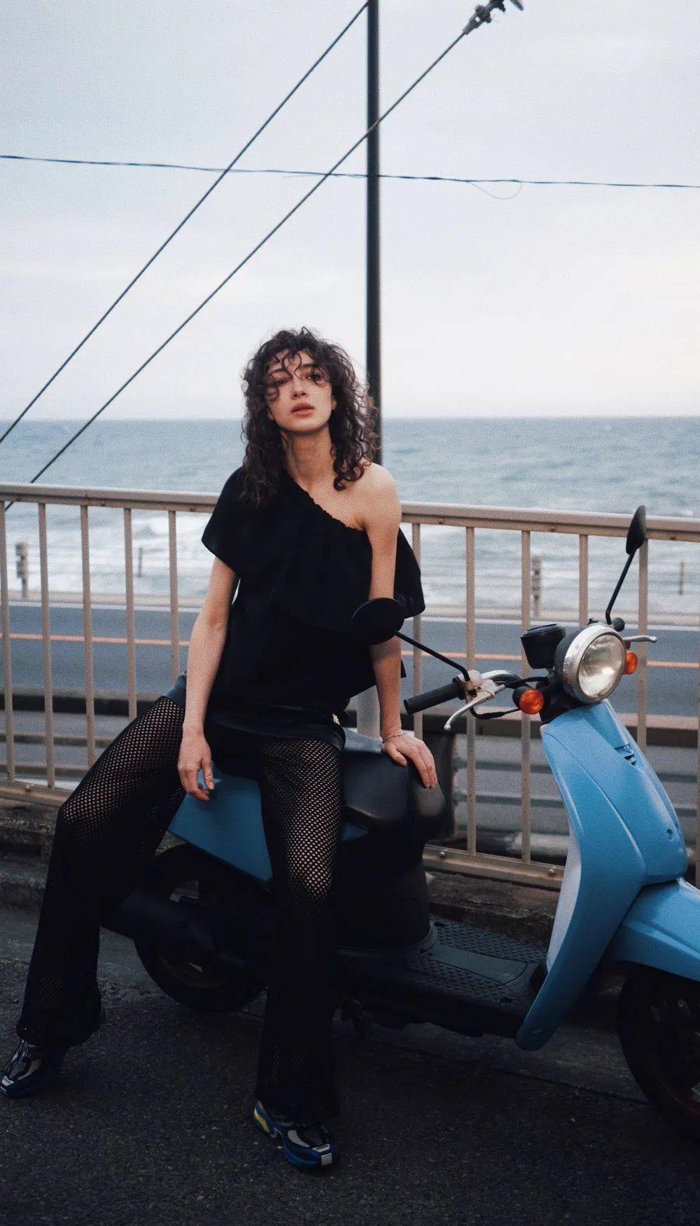 2024度假季女装流行分析:暗黑浪漫 第18张 - 哥顿服装设计网 2024度假季女装流行分析:暗黑浪漫 第18张 - 哥顿服装设计网