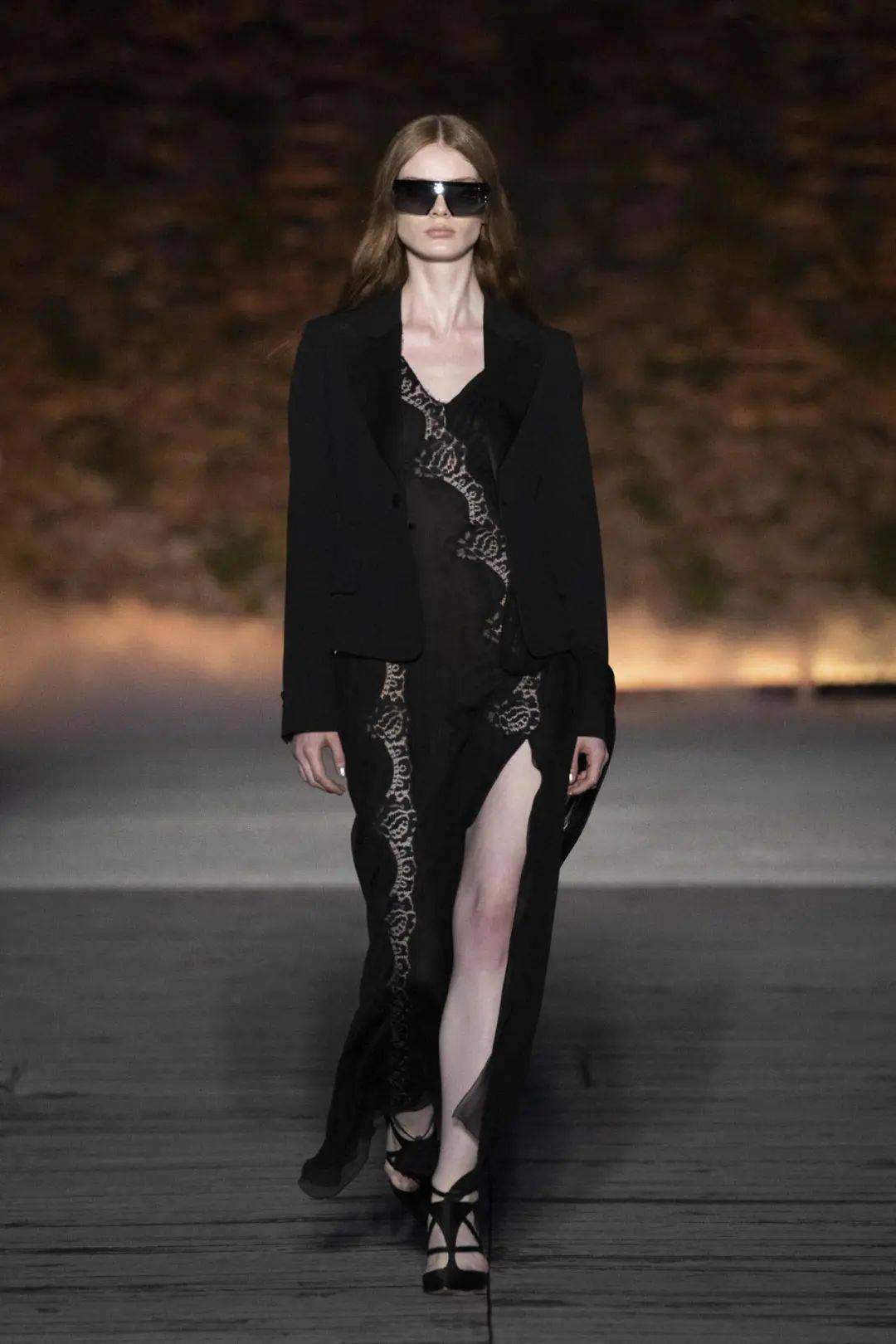 2024度假季女装流行分析:暗黑浪漫 第30张 - 哥顿服装设计网 2024度假季女装流行分析:暗黑浪漫 第30张 - 哥顿服装设计网