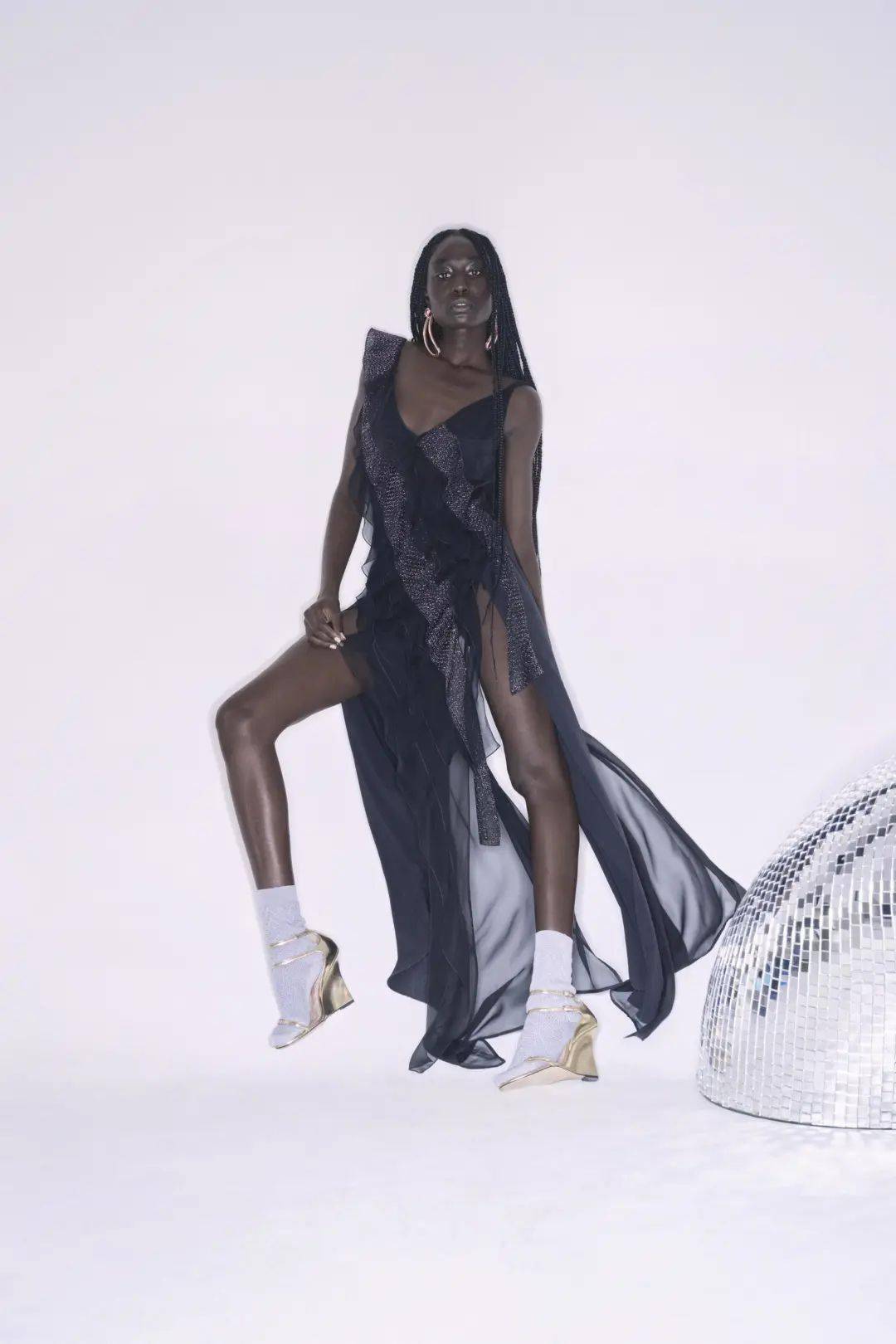 2024度假季女装流行分析:暗黑浪漫 第36张 - 哥顿服装设计网 2024度假季女装流行分析:暗黑浪漫 第36张 - 哥顿服装设计网