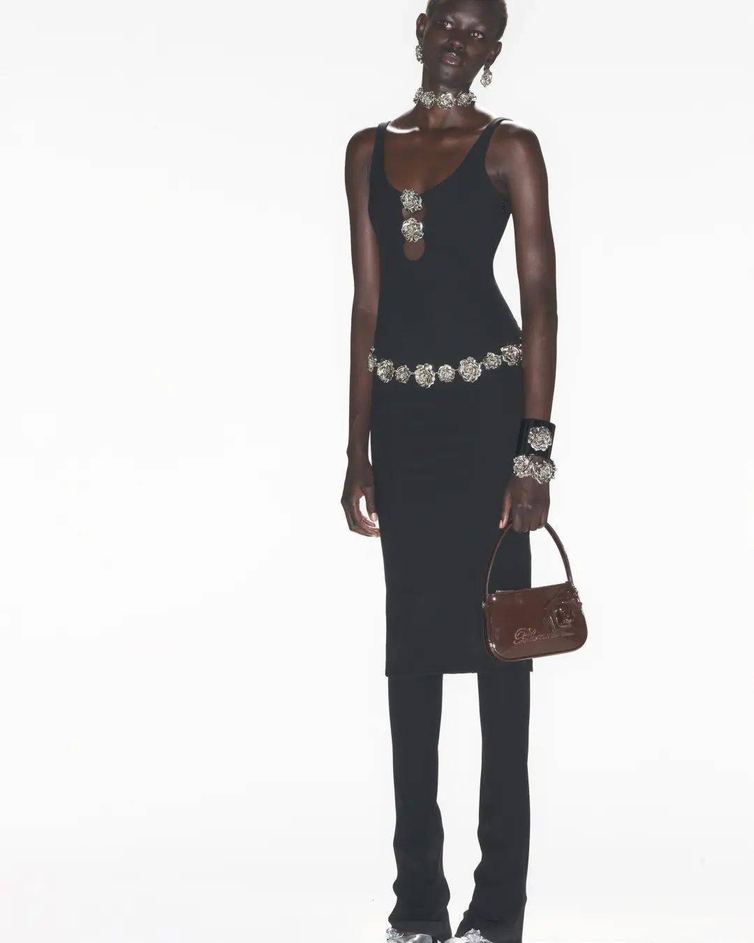 2024度假季女装流行分析:暗黑浪漫 第24张 - 哥顿服装设计网 2024度假季女装流行分析:暗黑浪漫 第24张 - 哥顿服装设计网