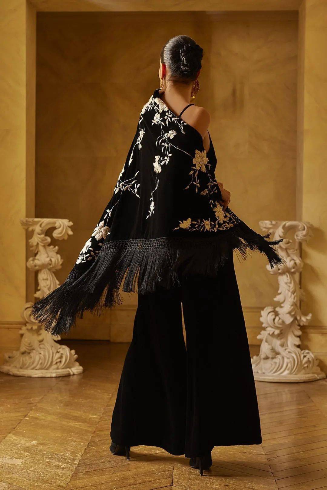 2024度假季女装流行分析:暗黑浪漫 第40张 - 哥顿服装设计网 2024度假季女装流行分析:暗黑浪漫 第40张 - 哥顿服装设计网