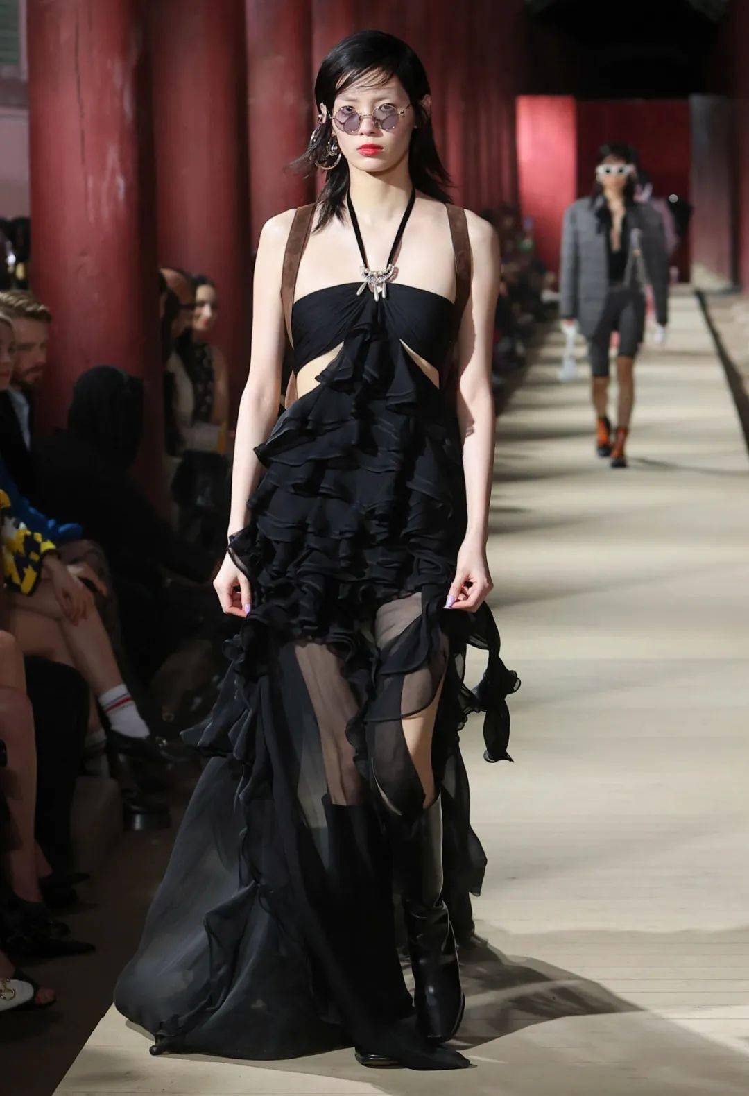 2024度假季女装流行分析:暗黑浪漫 第32张 - 哥顿服装设计网 2024度假季女装流行分析:暗黑浪漫 第32张 - 哥顿服装设计网
