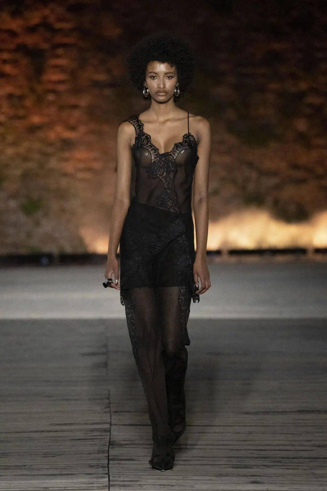 2024度假季女装流行分析:暗黑浪漫 第34张 - 哥顿服装设计网 2024度假季女装流行分析:暗黑浪漫 第34张 - 哥顿服装设计网